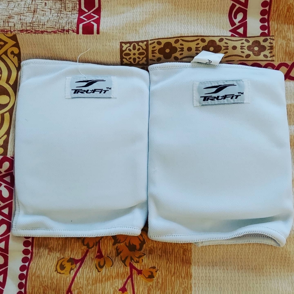 White Tru fit knee pads OSFM